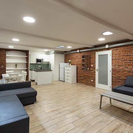 Spacious Apartment In Quiet Courtyard Near Charles Bridge Prag Exterior foto