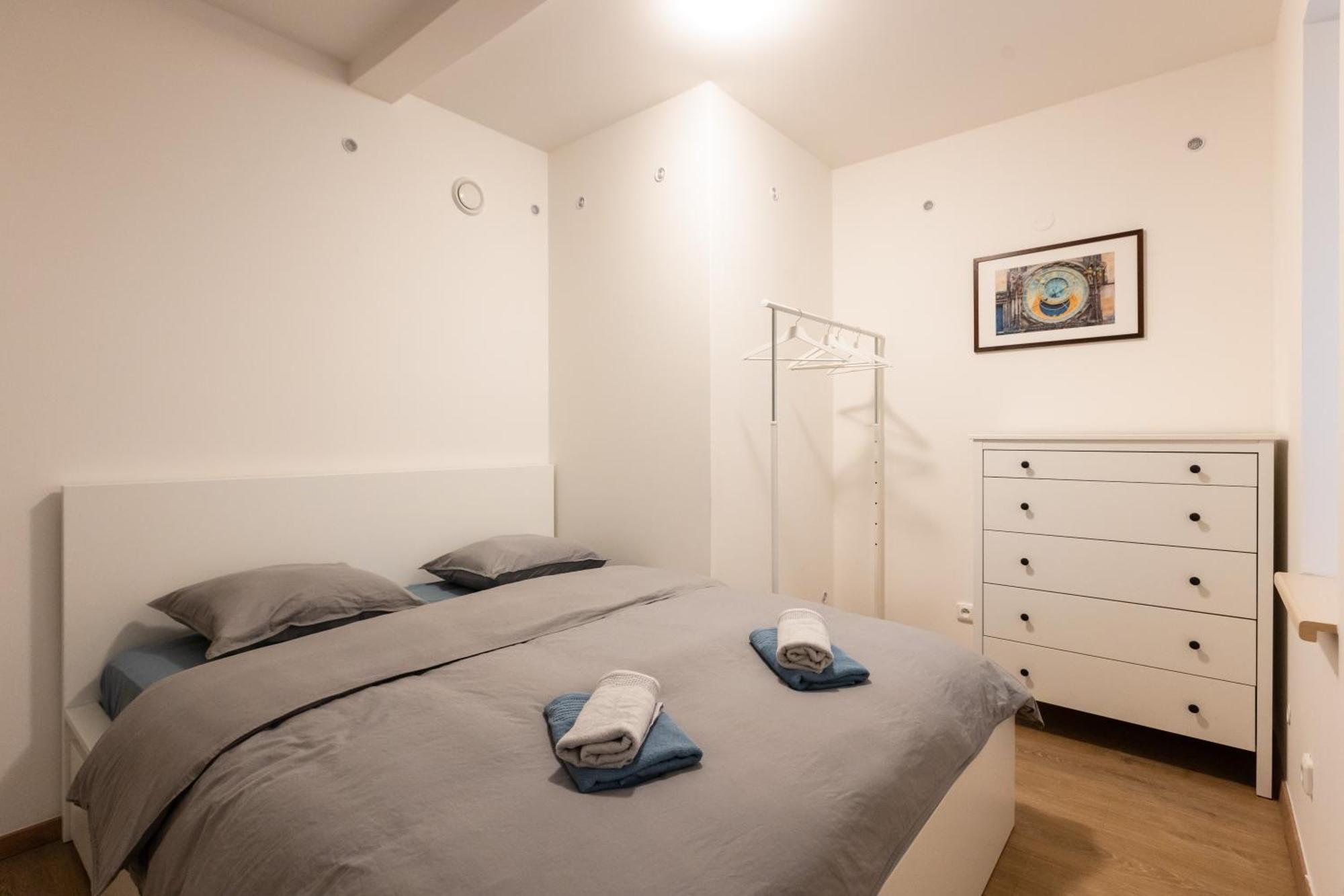 Spacious Apartment In Quiet Courtyard Near Charles Bridge Prag Exterior foto